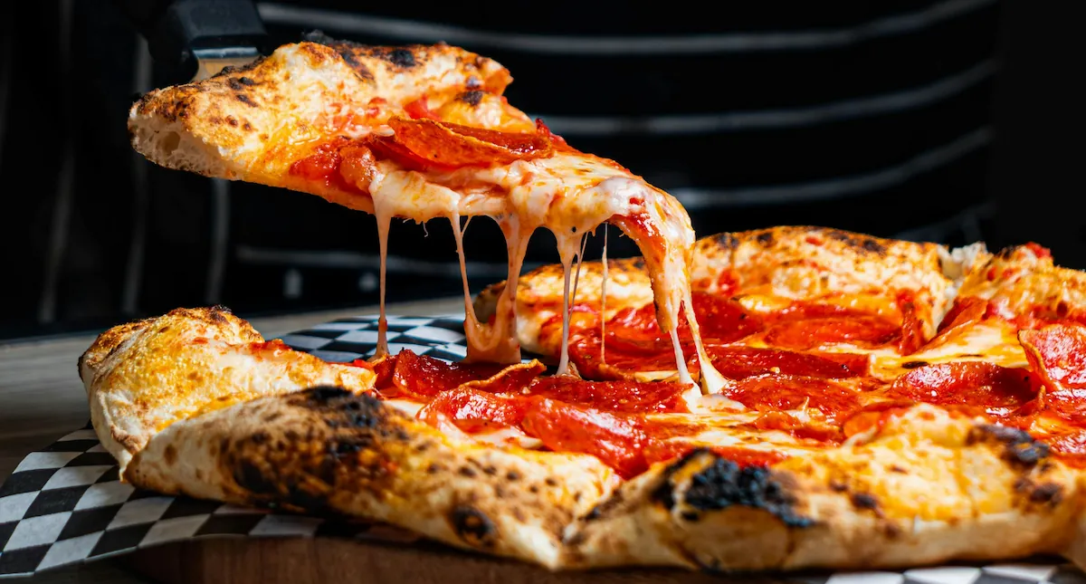 Pizza pepperoni fromage fondant au four à bois - Four & Braise Québec