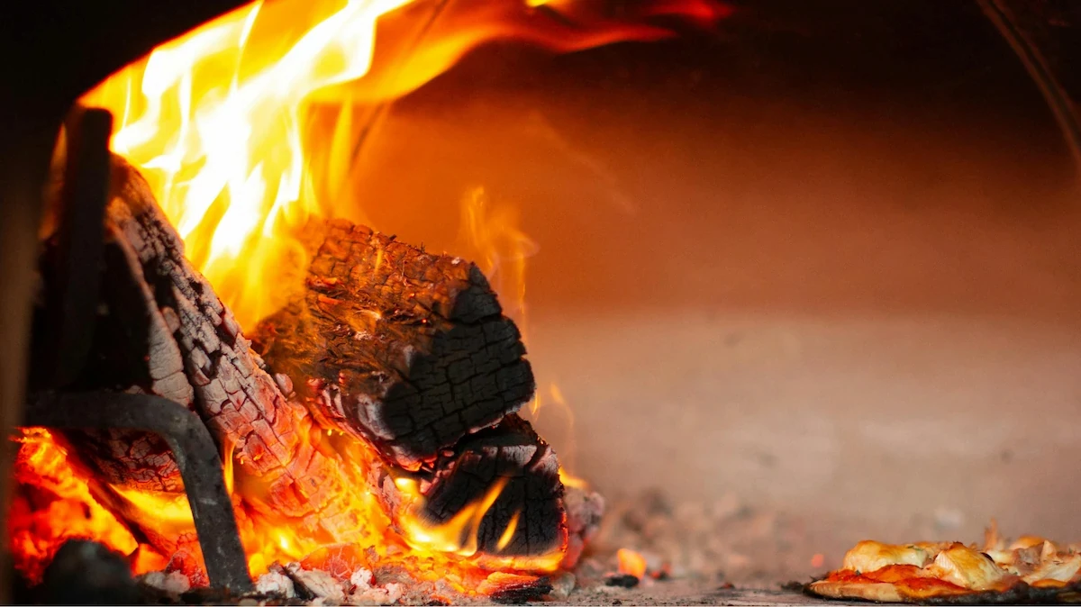 Pizza au four à bois avec flammes - Four & Braise Québec