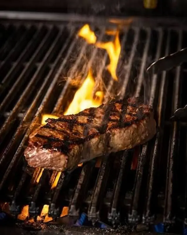 Steak flambé sur charbon de bois - Four & Braise Québec