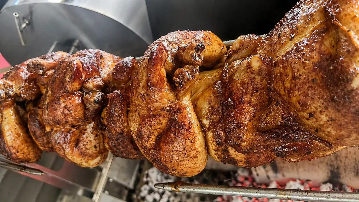 Poulet méchoui rôti sur broche au feu de bois à Québec - Four & Braise